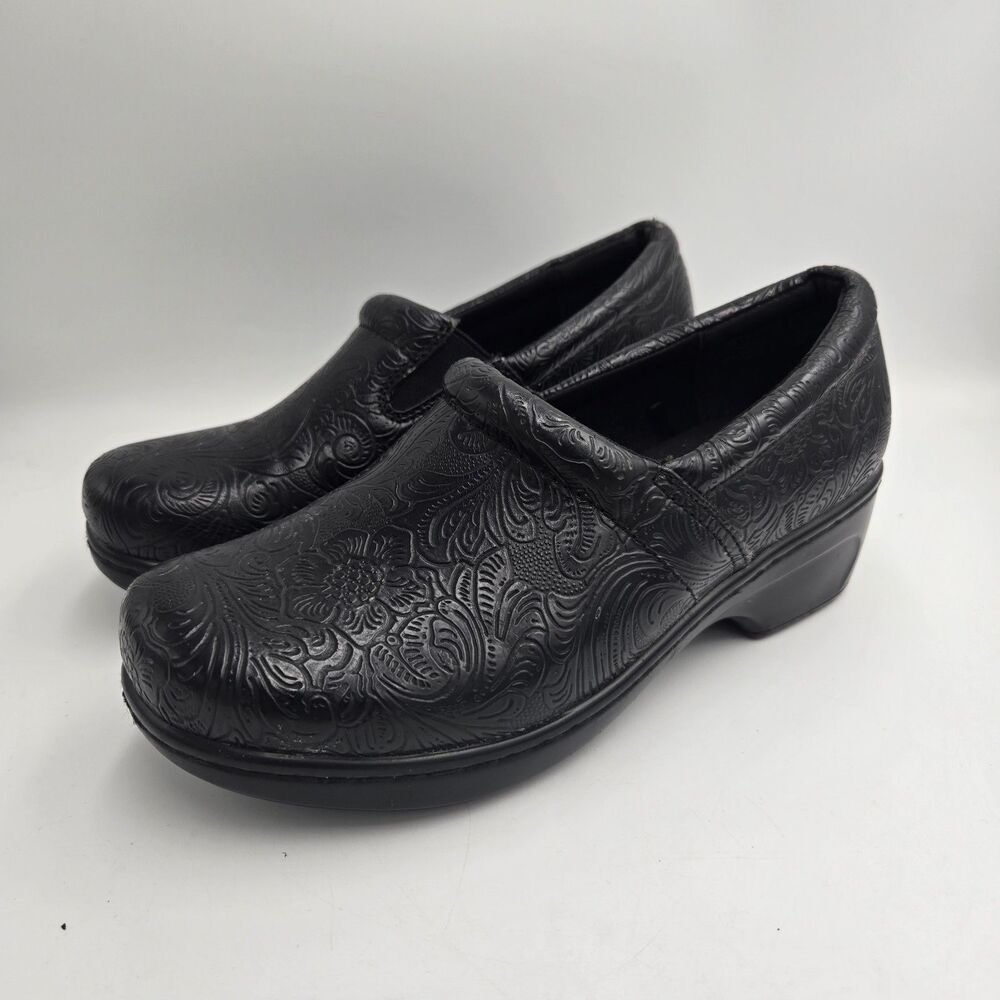 Yuu Bethanee Tooled Black Floral Design Vegan Leather Clogs Women’s Size 6.5 M